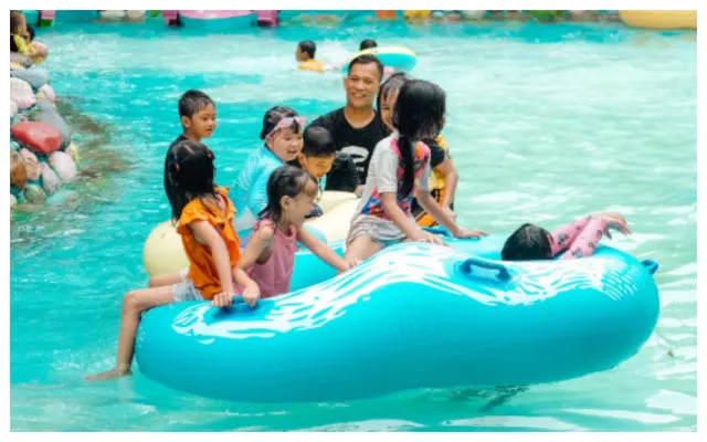 Wisatawan tengah berenang di Cikao Park (Instagram/@officialcikaopark)