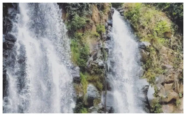 Curug Cinulang memiliki daya tarik tersendiri dari curug lainnya (Instagram/@positv_core)