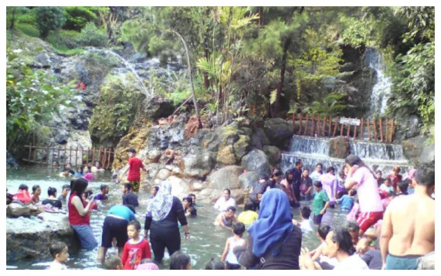 pengunjung sedang berendam di wisata air panas Ciater Subang (Instagram/@nana_ibrahim45)