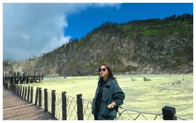 Pengunjung sedang berfoto di Kawah Putih (Instagram/@noviasyahrinas)