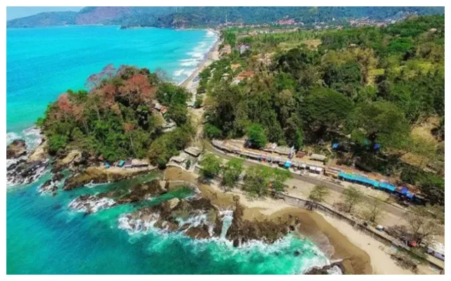 Keindahan air laut biru yang eksotis dari Pantai Pelabuhan Ratu (Pasuruankab.go.id)