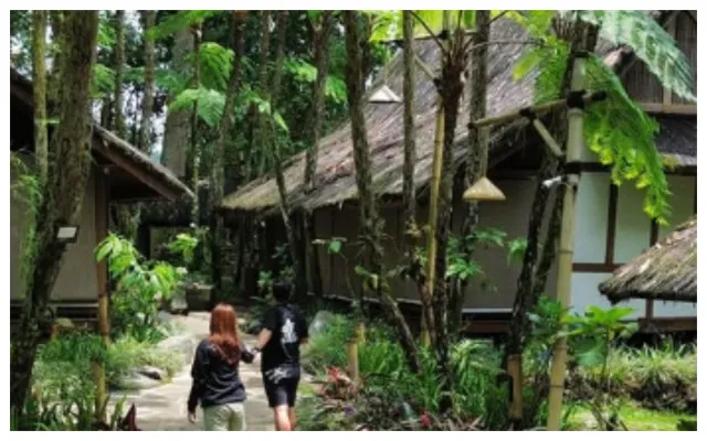 Wisatawan sedang berkunjung ke Dusun Bambu Lembang (Instagram/@mrs_nahako)