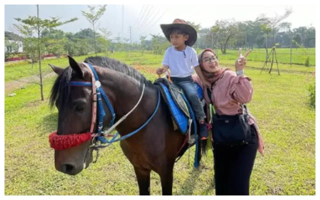 Seorang anak sedang menunggangi kuda di Tepi Kota Healing Bandung (Instagram/@ditasditania)