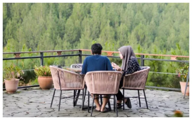 Menikmati kuliner di tengah hutan The Lodge Maribaya (Instagram/@thelodgemaribaya)