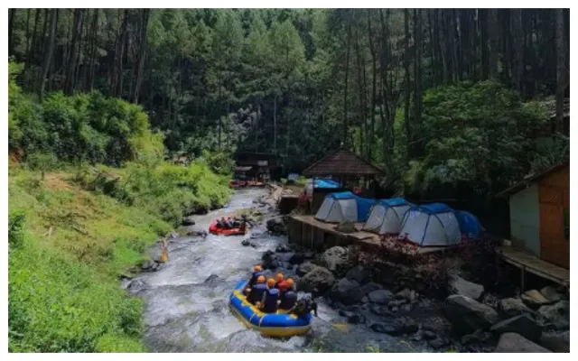 Camping di tengah hutan sembari menikmati pemandangan alami di Kampung Singkur Pangalengan (Instagram/@alamsingkur)