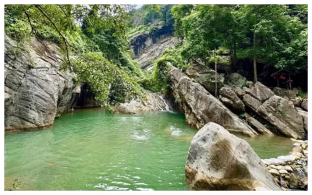 Panorama keindahan danau berwarna hijau dan jernih di Sanghyang Heuleut (Instagram/@uwie.wandha)