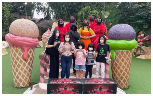 Pengunjung sedang berada di taman es krim (Instagram/@lembangwonderland)