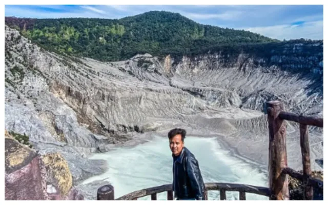 Salah satu pengunjung sedang berfoto di Tangkuban Perahu (Instagram/@fahmi29_)