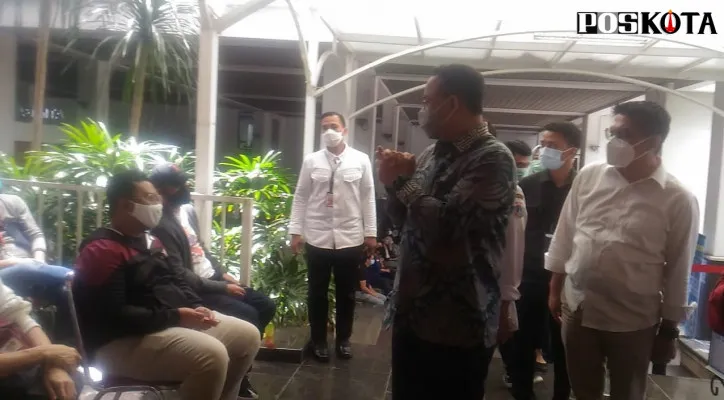 Gubernur DKI Jakarta, Anies Baswedan saat meninjau vaksinasi Covid-19 bagi wartawan, di Balaikota. (deny)