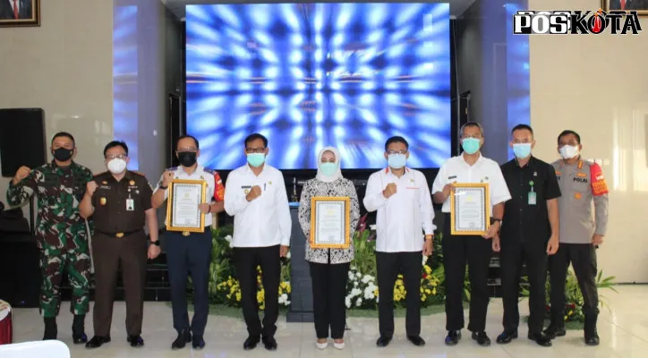 Kapolres Metro Depok, Kombes Imran Edwin Siregar memberikan penghargaan keada Kadishub Kota Depok, Dadang Wiharna atas dukungan ETLE di Depok. (foto: poskota/angga pahlevi)