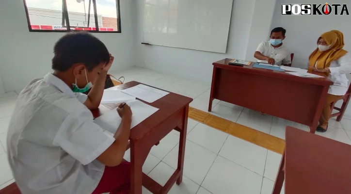 Seorang siswa tengah menjalani ujian sekolah secara tatap muka. (yusuf permana)