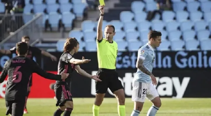 Luca Modric ketika dikartu kuning wasit saat Madrid melewan Celta Vigo. (foto Pablo García Marca)