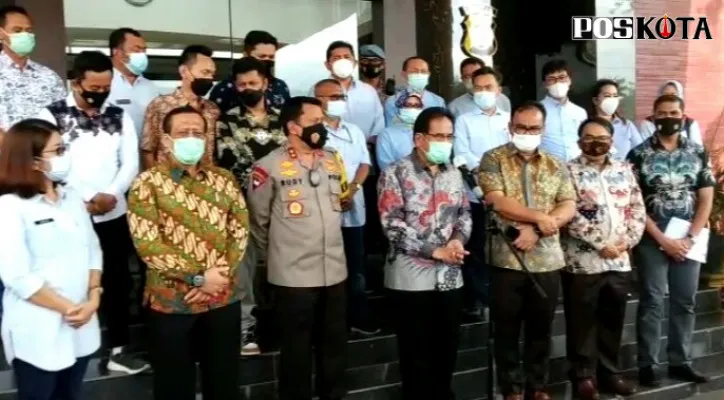 Kapolda Banten Irjen Pol Rudy Heriyanto Adi Nugroho menyambut Menteri ATR-BPN Sofyan Djalil saat berkunjung di Mapolda Banten. (rahmat haryono)