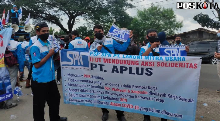 Demonstrasi ratusan buruh tergabung dalam Serikat Pekerja Nasional (SPN) di Pabrik PT. Aplus Pasific. (foto: yusuf permana)