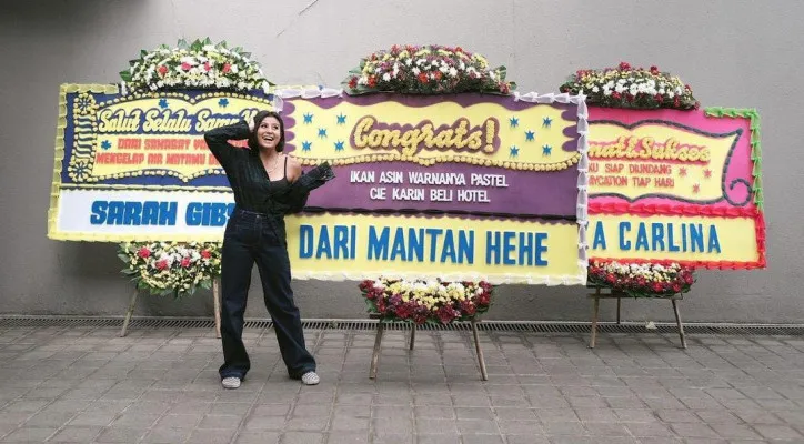 Tangkapan layar foto Awkarin mendapat karangan bunga ucapan selamat atas hotel baru. (foto: instagram/@awkarin)