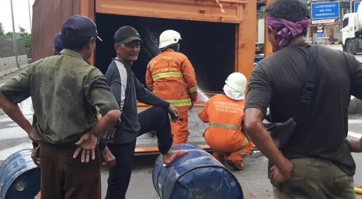 Truk terguling di Tol JORR KM 9, Jakarta Barat menuju arah Tangerang.