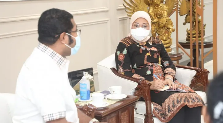 Menaker Ida Fauziyah saat menerima kunjungan Bupati Biak Numfor, Herry Ario Naap. (foto: ist)