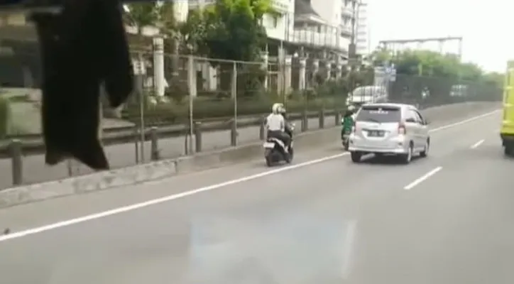 Tangkapan layar video dua pengendara motor nekat masuk Jalan Tol Tomang. (screenshot/ist)