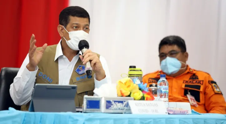 Ketua Satgas Penanganan Covid-19, Letjen TNI Doni Monardo saat memimpin rapat di Pemkab Nunukan. (foto: ist)