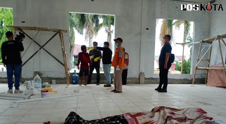 Seorang kuli bangunan, Omsin (38) tewas tersetrum saat hendak menyeduh kopi di Masjid As Sajadah wilayah Tangerang Selatan. (ridsha)