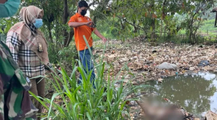 Reskrim Polsek Cibinong bersama anggota melakukan olah tkp temuan mayat pria tanpa identitas di dalam sungai Kumpa. (ist/humas polres bogor)