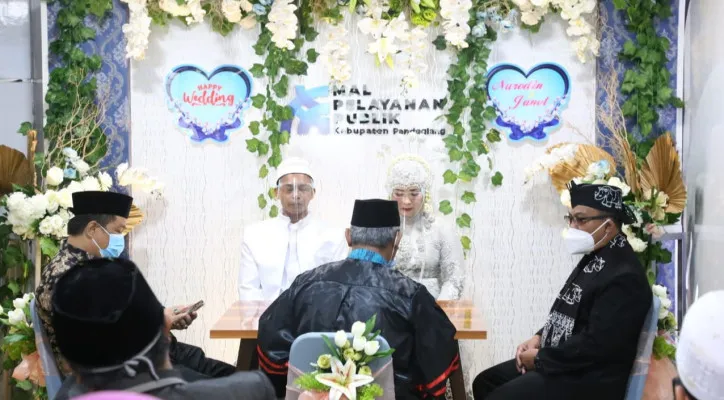 Plh Bupati Pandeglang, Pery Hasanudin menghadiri akad nikah di MPP Pandeglang. (foto: ist)