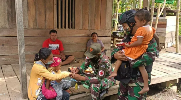 TNI memberikan pelayanan kesehatan keliling di Papua. (foto: ist)