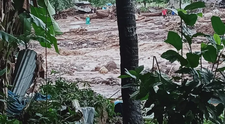 Kondisi banjir bandang yang terjadi di Flores Timur. (foto: istimewa)