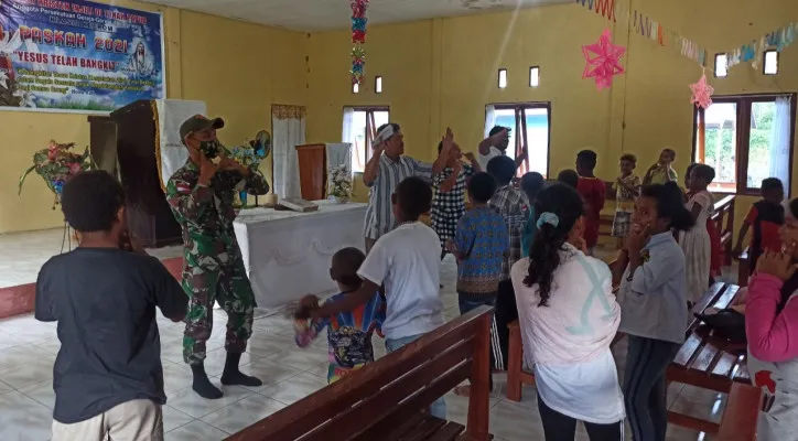 Prajurit TNI merayakan Paskah di Perbatasan RI-PNG bersama masyarakat Papua. (foto: ist)