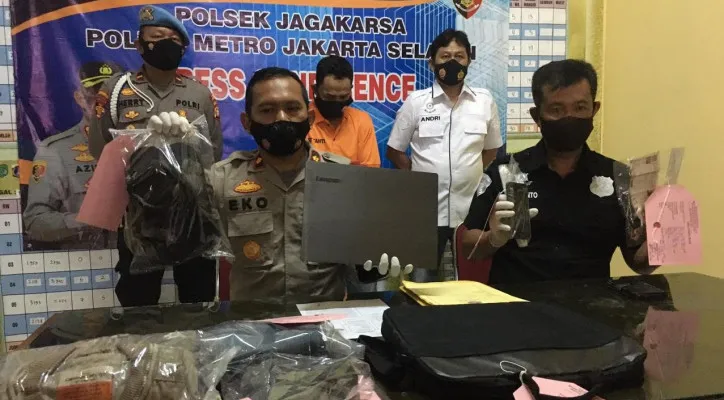 Polisi menunjukkan barang bukti berupa laptop milik pasien RS Zahira yang dicuri. (adji)