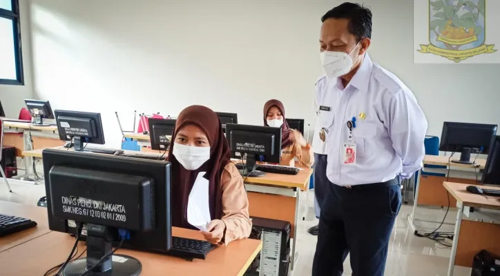 Plt. Wali kota Jaksel Isnawa Adji meninjau langsung uji coba sekolah tatap muka di SMKN 15 dan 6 Jakarta. (foto: ilustrasi/ist)