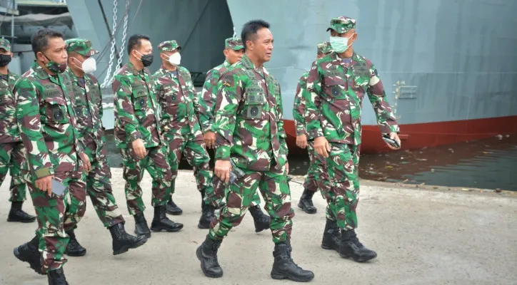 KSAD Jenderal TNI Andika Perkasa di Dermaga Satuan Angkutan Perairan. (foto: dok. puspen tni)