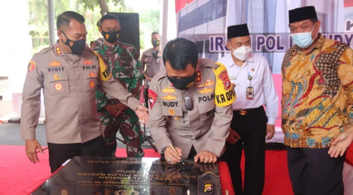 Kapolda Banten Irjen Pol Rudy Heriyanto Adi Nugroho saat menandatangani prasasti peresmian Masjid Al-Hidayah, Rabu (7/4/2021). (foto: ist)