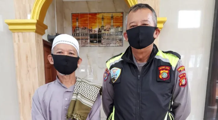 Kanit Binmas Polsek Limo Iptu Kartawijaya melakukan Solat dhuhur berjamaah di masjid  Al Qausyar RT.05/07, Kelurahan Grogol kecamatan Limo Kota Depok, dan memberikan imbauan kamtibmas menjelang puasa bagi pengendara. (ist)