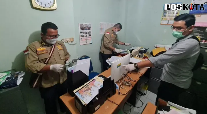 Kejaksaan Negeri (Kejari) Tangerang Selatan menggeledah kantor sekretariat Komite Olahraga Nasional Indonesia (KONI), di Kecamatan Pamulang, Tangerang Selatan. (ridsha)