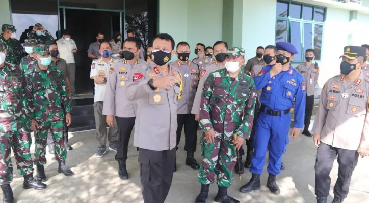 Kapolda Banten Irjen Pol Rudy Heriyanto Adi Nugroho di Batalyon Mandala Yudha untuk melihat lokasi helipad pendaratan Kapolri. (ist)