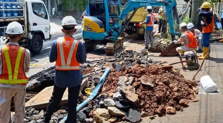 Petugas tengah memperbaiki pipa bocor di Jalan Puri Kembangan, Jakarta Barat. (ist)