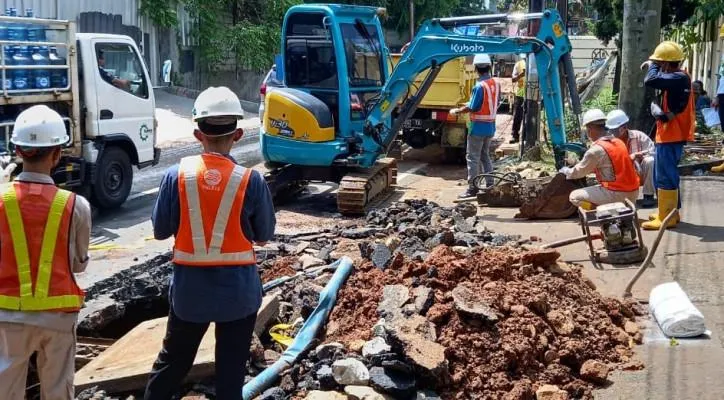 Pipa air berdiameter 600 mm mengalami kebocoran di Jalan Puri Kembangan, Jakarta Barat, Jumat (09/04/2021). (ist).