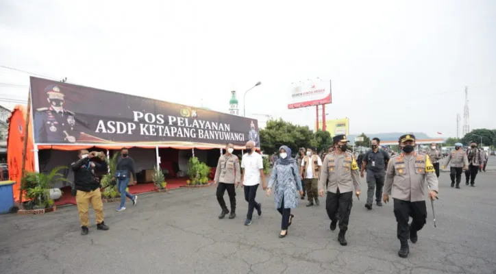 Kapolda Jawa Timur Irjen Nico Afinta meninjau kesiapan penyekatan arus mudik. (ist)