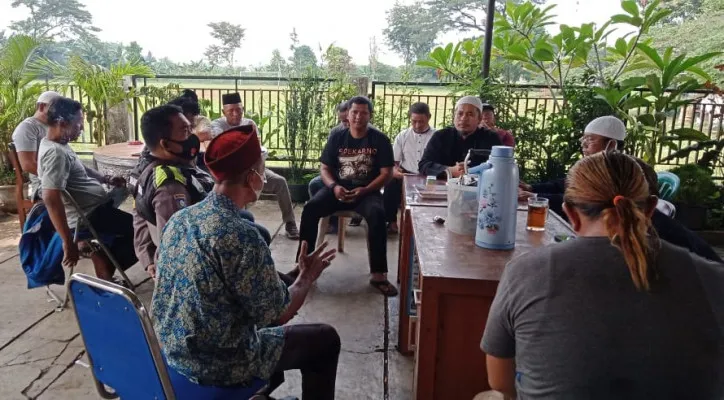 Anggota Bhabinkamtibmas Kelurahan Bedahan Aiptu Agus bersama tiga pilar melakukan pertemuan dengan orang mengaku Imam Mahdi di kantor Kelurahan Bedahan. (foto: ist)