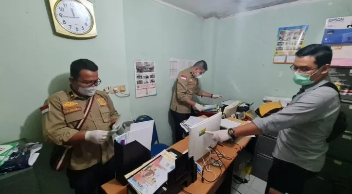 Kejaksaan Negeri (Kejari) Tangerang Selatan menggeledah kantor sekretariat Komite Olahraga Nasional Indonesia (KONI), di Kecamatan Pamulang, Kamis (8/4/2021). (ridsha)