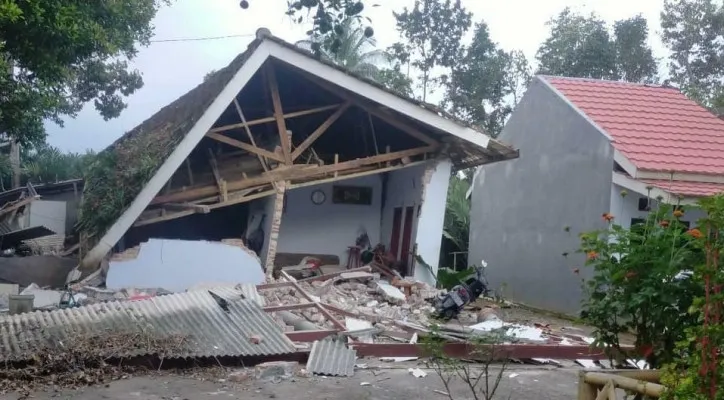 Kerusakan rumah akibat gempabumi M6,1 di 15 kabupaten /kota di Jawa Timur. (ist)