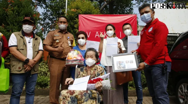 Oma Inna (101), penerima vaksin tertua di Kota Tangerang. (foto: poskota/fernando toga)