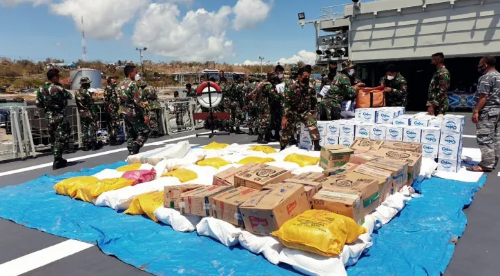 TNI mengerahkan KRI Ahmad Yani 351 dalam mengirimkan bantuan kemanusiaan untuk NTT. (foto: ist)