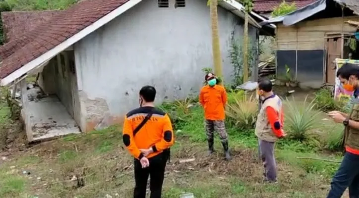 Petugas BNPB dan BPBD Lebak melakukan survei ke titik rawan bencana. (foto: ist)