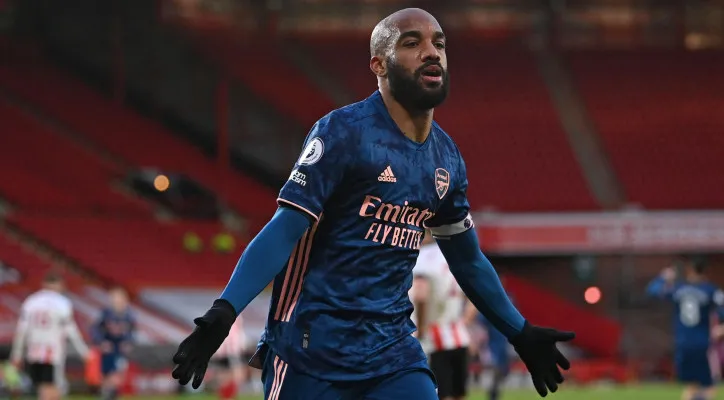 Alexandre Lacazette tampil gemilang dengan mencetak dua gol saat Arsenal mengalahkan Sheffield United 3-0. (foto: twitter/premierleague)