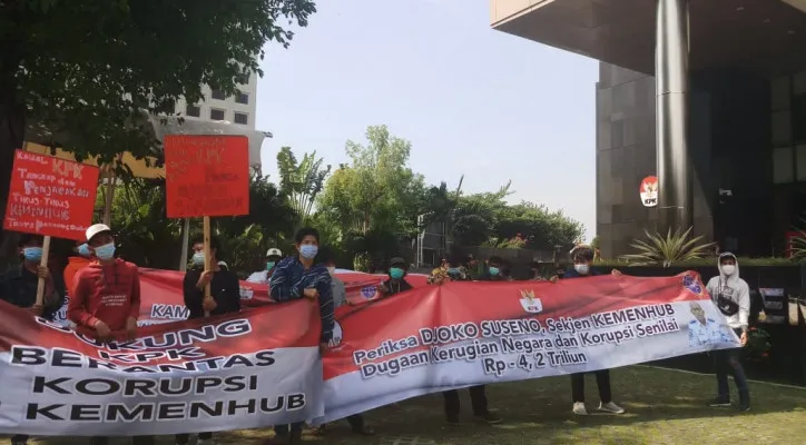 Massa yang tergabung dalam AMPB menggelar demo di KPK menuntut Usut Pengadaan Bus di Kemenhub. (ist)