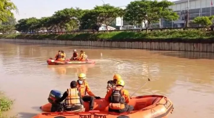 Tim gabungan SAR melakukan pencarian terhadap korban yang tenggelam di Sungai Kalimalang dengan menggunakan perahu karet. (Ist)