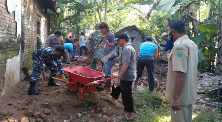 Pascagempa Malang, TNI AL dan masyarakat kompak menggelar aksi kemanusiaan. (foto: ist)