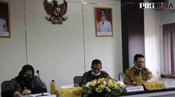 Wali Kota Serang, Syafruddin saat memimpin rapat Forkopimda Pemkot Serang. (foto: luthfillah)